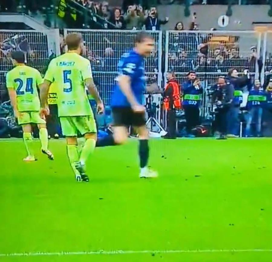 Sursă foto: Captură X Inigo Martínez a scuipat spre Acerbi, după al doilea gol al lui Inter Milano!