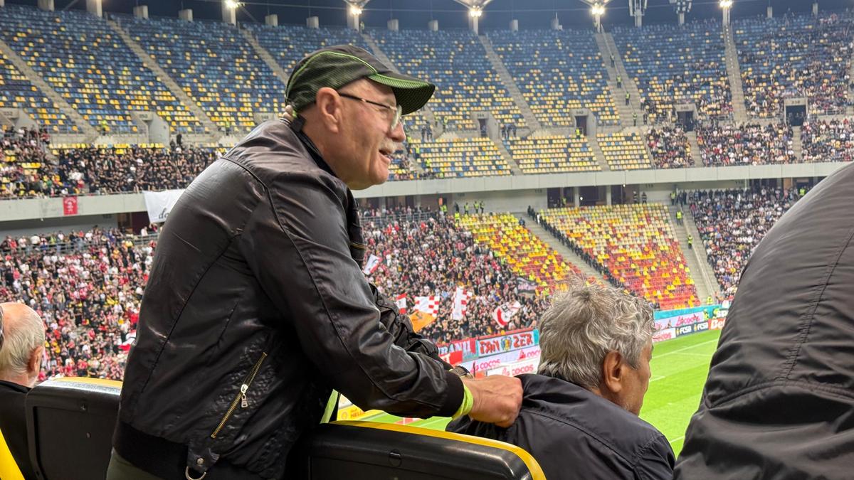 Momente inedite pe Arena Națională, cu Mircea Lucescu în prim-plan! Selecționerul a beneficiat de masaj pe toată durata meciului FCSB - Dinamo