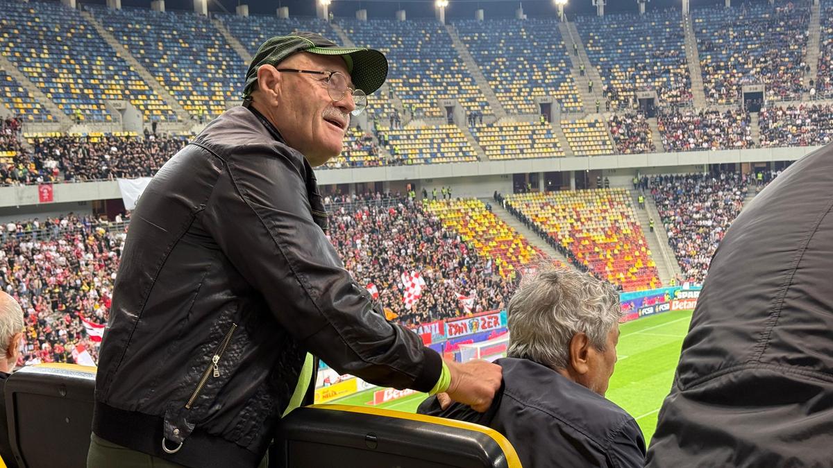 Momente inedite pe Arena Națională, cu Mircea Lucescu în prim-plan! Selecționerul a beneficiat de masaj pe toată durata meciului FCSB - Dinamo