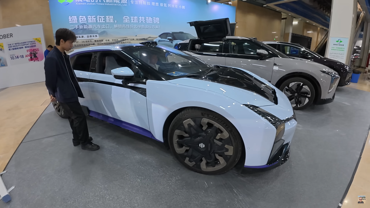 „Ferrari chinezesc” » Un vlogger român a ajuns din greșeală la prezentarea mașinii viitorului din China: IMAGINI