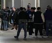 Nebunie în centrul orașului, aproape de miezul nopții: au sărbătorit promovarea în ploaie, cu zeci de torțe! Imaginile momentului