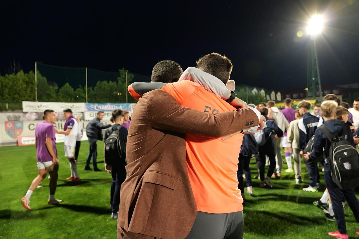 A pornit sărbătoarea la Mioveni, după promovarea celor de la FC Argeș » Fanii au invadat terenul, primarul a intrat și el pe gazon: cele mai tari imagini surprinse de GSP