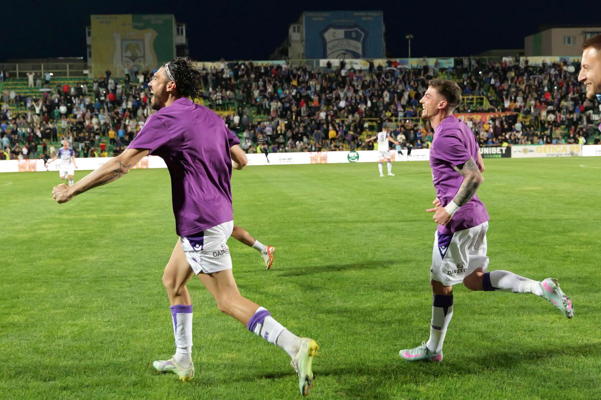 A pornit sărbătoarea la Mioveni, după promovarea celor de la FC Argeș » Fanii au invadat terenul, primarul a intrat și el pe gazon: cele mai tari imagini surprinse de GSP