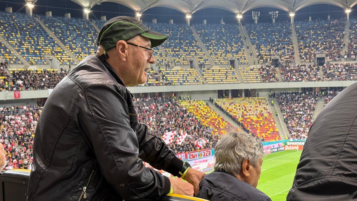 Momente inedite pe Arena Națională, cu Mircea Lucescu în prim-plan! Selecționerul a beneficiat de masaj pe toată durata meciului FCSB - Dinamo