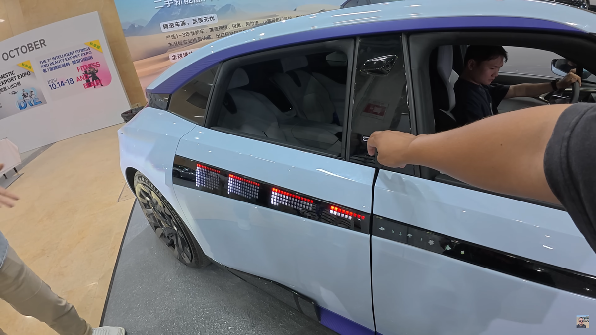 „Ferrari chinezesc” » Un vlogger român a ajuns din greșeală la prezentarea mașinii viitorului din China: IMAGINI