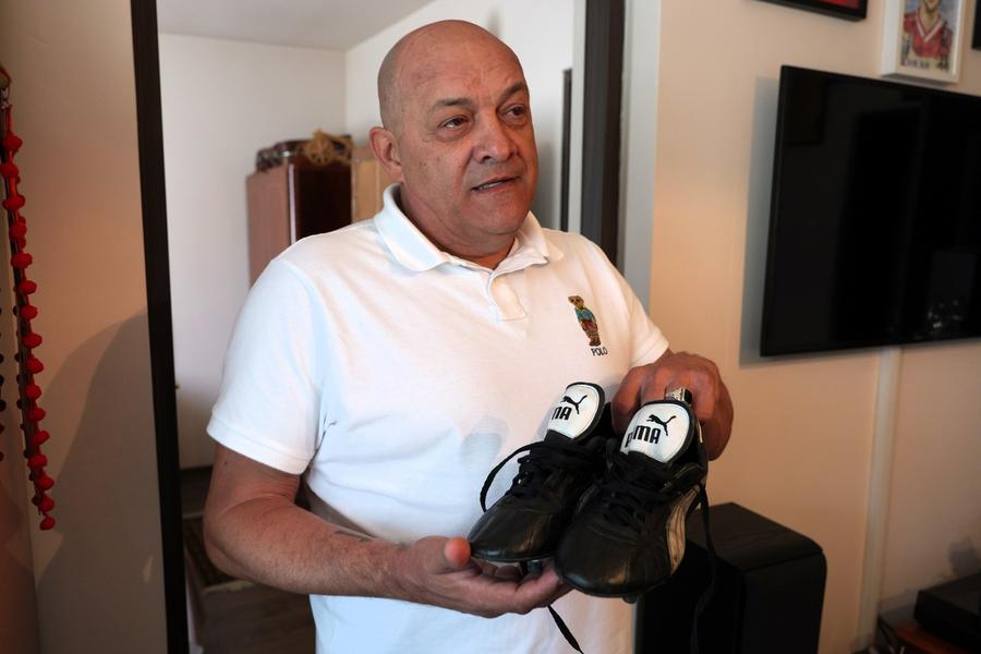 Gabi Balint și ghetele cu care și-a încheiat cariera. FOTO: Andrei Furnigă (GSP.ro) Gabi Balint a deschis ușa casei, la Sângeorz-Băi » Spumos la 40 de ani de la Sevilla: „În timp ce mergeam să bat penalty-ul, îl înjuram în gând pe Lăcătuș”