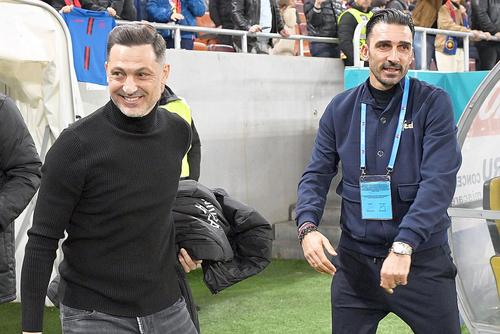 Mirel Rădoi (în stânga) și Elias Charalambous sunt doi dintre antrenorii plecați de la echipele lor în cursul acestui sezon // foto: Imago Images