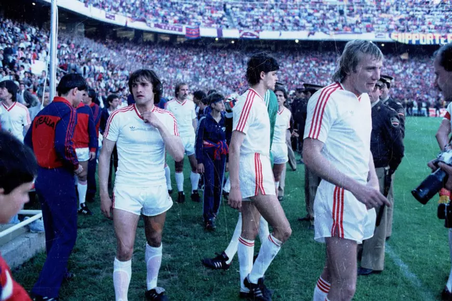 Anghel Iordănescu (stânga) alături de Balint, Belodedici și Bumbescu înaintea finalei CCE de la Sevilla Anghel Iordănescu, interviu de colecție la 40 de ani de la Sevilla: „N-am vrut să execut penalty fiindcă-mi tremurau picioarele” + Episod fabulos cu Mircea Lucescu în vestiar: „Băbăciune!”
