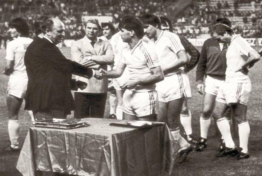 Anghel Iordănescu la Sevilla, în minutele în care Steaua aștepta să primească trofeul Cupei Campionilor Gabi Balint a deschis ușa casei, la Sângeorz-Băi » Spumos la 40 de ani de la Sevilla: „În timp ce mergeam să bat penalty-ul, îl înjuram în gând pe Lăcătuș”