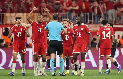 Scandal uriaș la Bayern - PSG » Nemții au năvălit peste arbitru