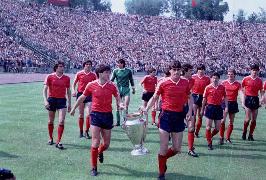 Jucătorii Stelei au prezentat publicului Cupa Campionilor cu ocazia primului meci disputat acasă după triumful de la Sevilla Gabi Balint a deschis ușa casei, la Sângeorz-Băi » Spumos la 40 de ani de la Sevilla: „În timp ce mergeam să bat penalty-ul, îl înjuram în gând pe Lăcătuș”