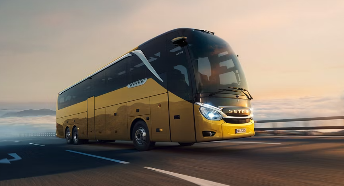 Siglă și autocar FCSB