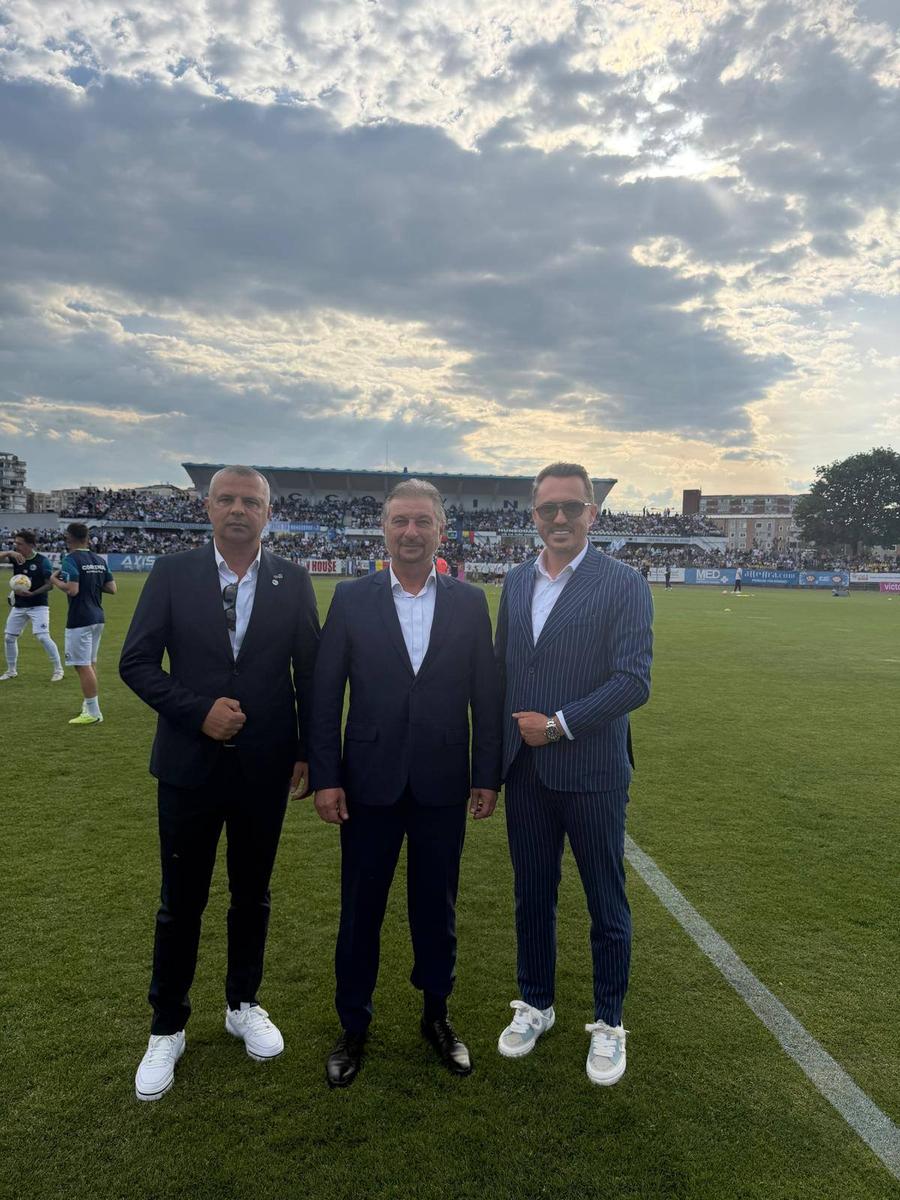 Dan Bobouțanu (mijloc) / Foto: Facebook Reacția conducerii după promovarea Corvinului în Superliga: „Nea Mircea! Mi-ai cerut, în urmă cu un an”