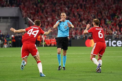 Arbitrul Joao Pinheiro, în Bayern - PSG/ FOTO Getty Images