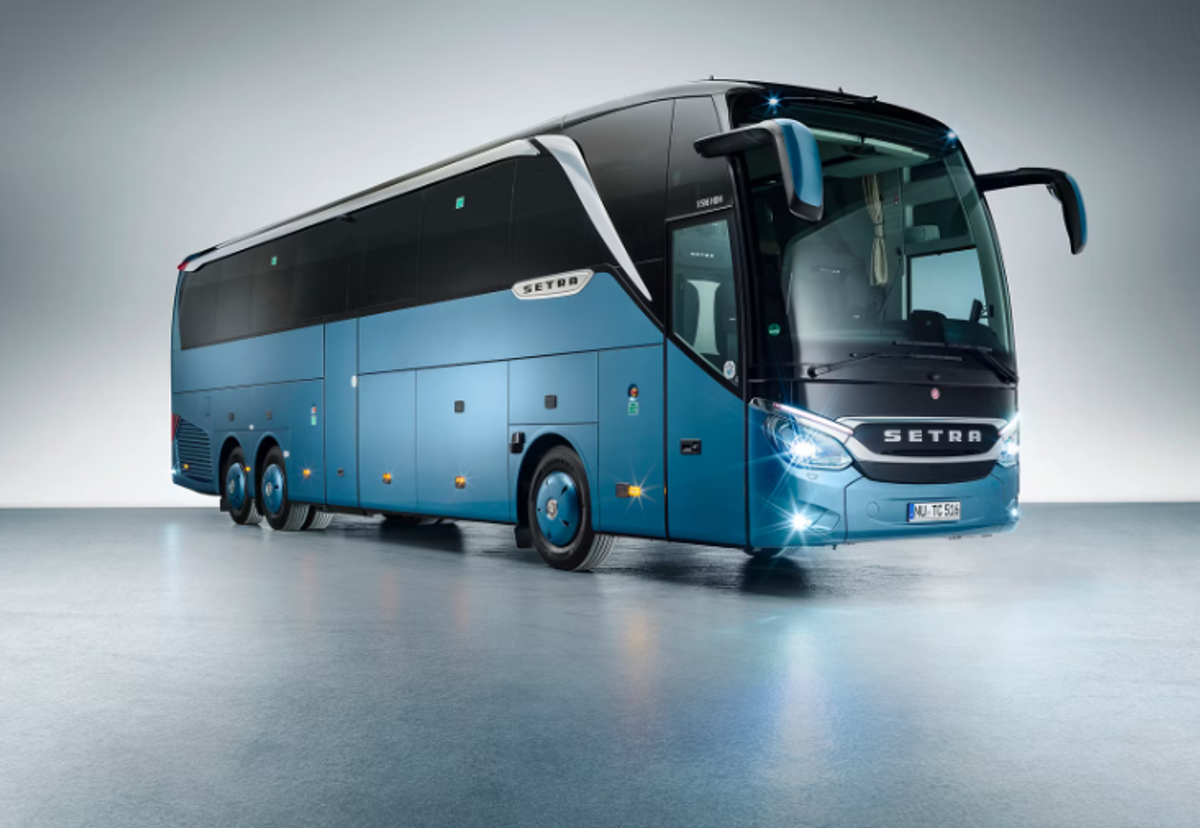 Siglă și autocar FCSB