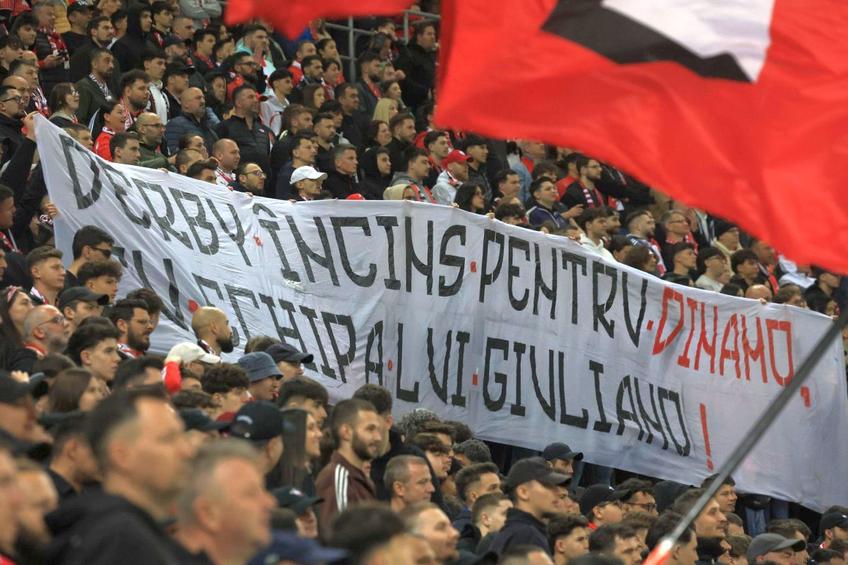 Bannere rasiste afișate la Dinamo - Rapid
