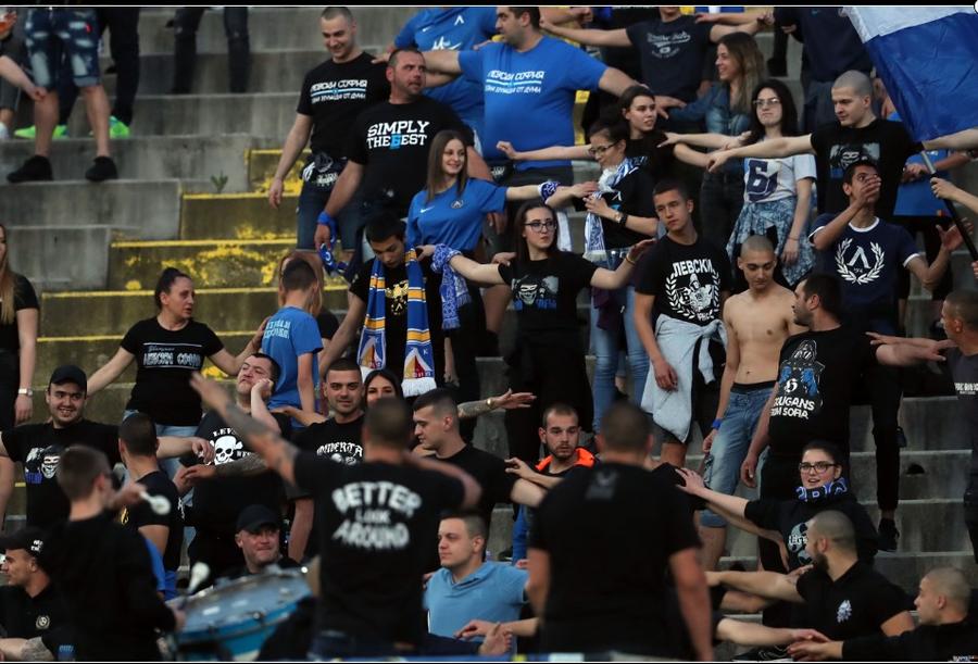 Fanii bulgari la Levksi - Ludogoreț // FOTO: Sportal.bg S-a reluat și campionatul Bulgariei! Keșeru a ieșit accidentat la pauză în derby-ul cu Levski