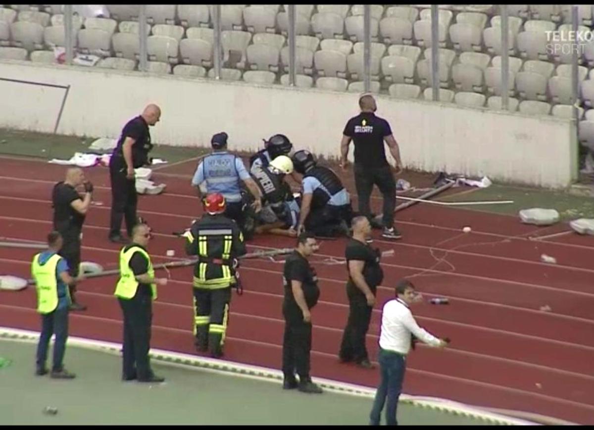 Fanul lui U Cluj care a lovit un jandarm cu scaunul, pedepsit dur de Tribunal! Condamnat la 7 ani și 6 luni de închisoare