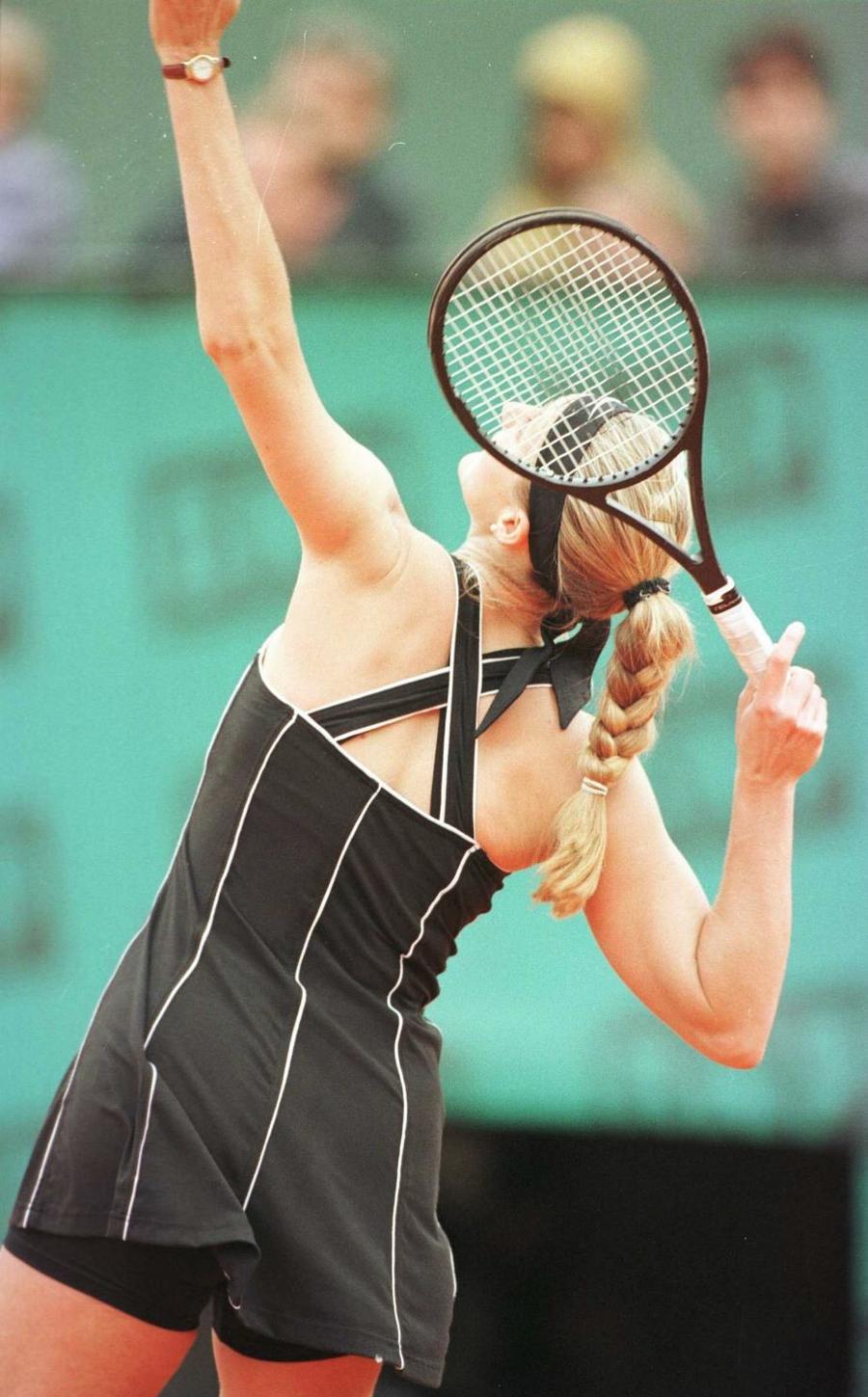 Mary Pierce și rochia cu bretele încrucișate din 1996 Foto Guliver/GettyImages Roland Garros se joacă pe GSP.ro » Ținute icon la Paris: decolteul lui Mary Pierce, dantela lui Venus, Serena în catsuit și Wawrinka în șortul-pijama