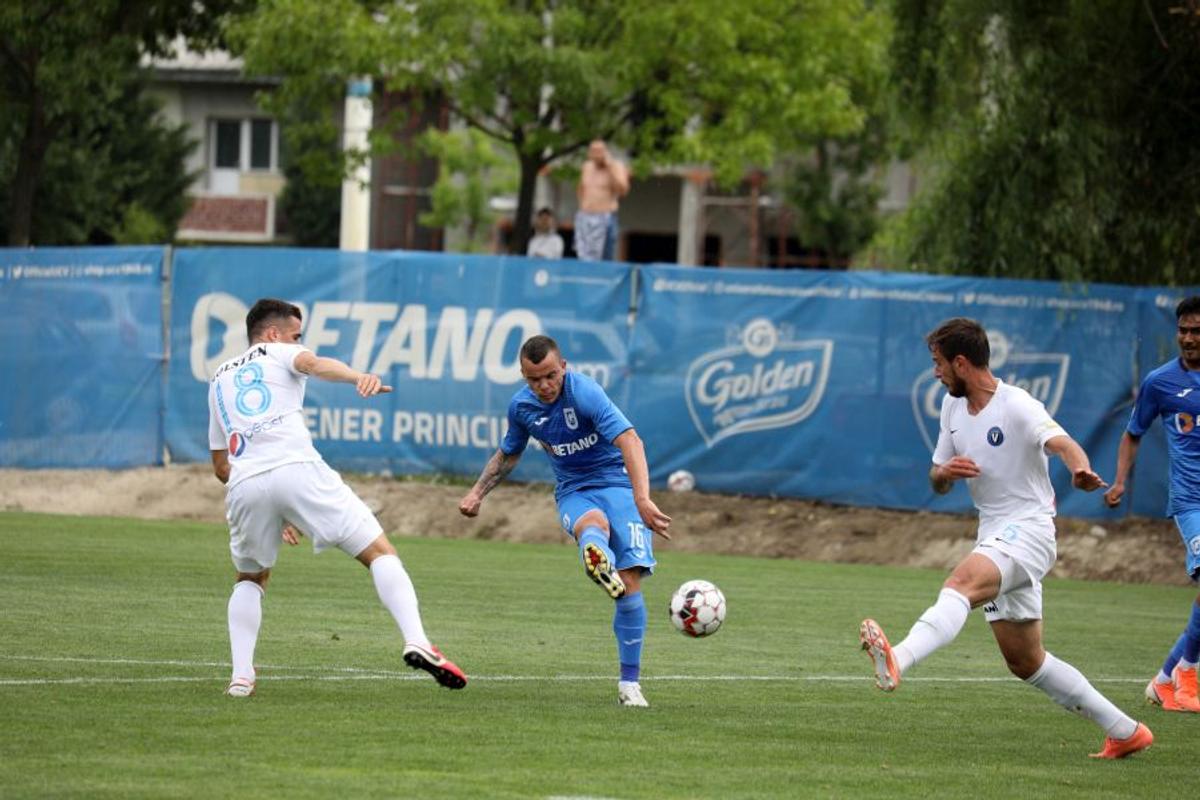 CS UNIVERSITATEA CRAIOVA - VIITORUL. Incident cu Cristiano Bergodi, la debutul pe banca oltenilor: i-a căzut panoul în cap!