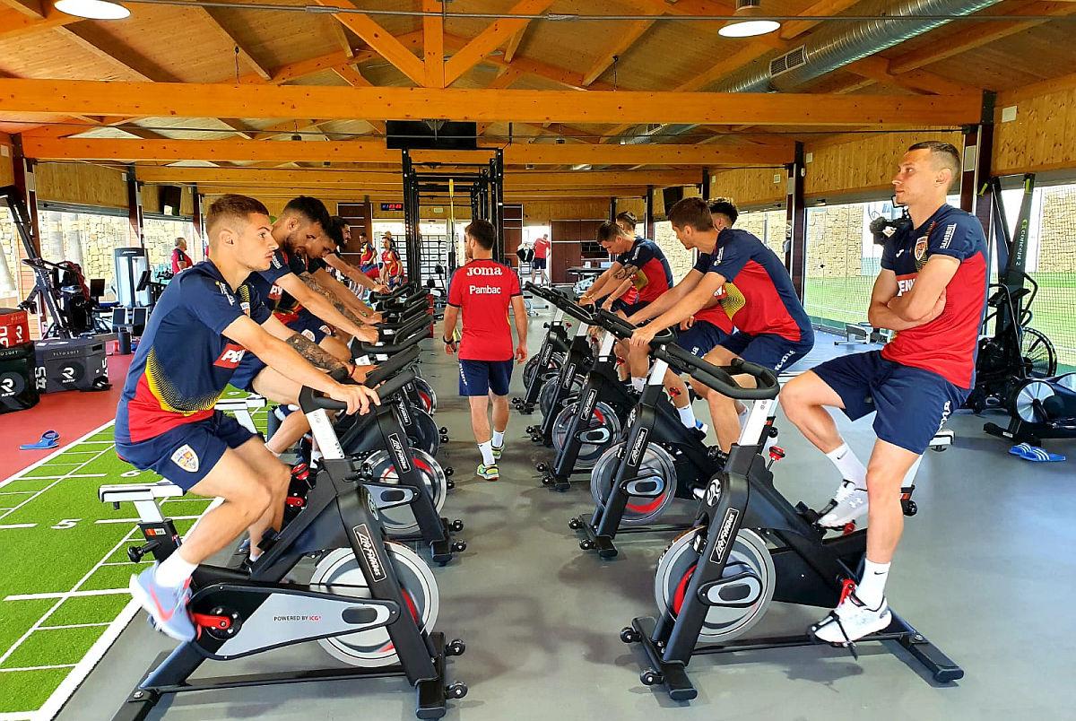 Nicolae Dică le-a arătat jucătorilor cum se centrează! O noutate pentru România U23: Pașcanu contra Australiei