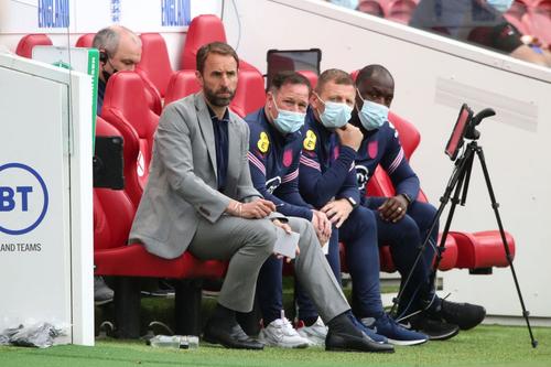 Spre finalul primei reprize (minutul 43, la 0-0) din amicalul Anglia - România, un fan britanic a pătruns pe gazon.