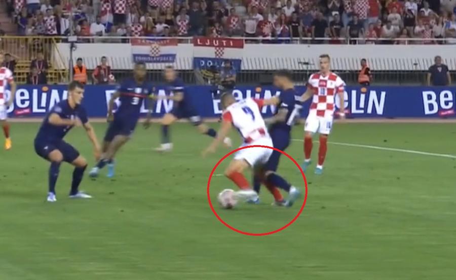 Momentul în care Kramaric este faultat de Clauss. Captură: Prima Sport 1 Moment de confuzie la Croația - Franța » Arbitrul a dat penalty, apoi ofsaid. VAR a intervenit după două minute și a schimbat decizia!