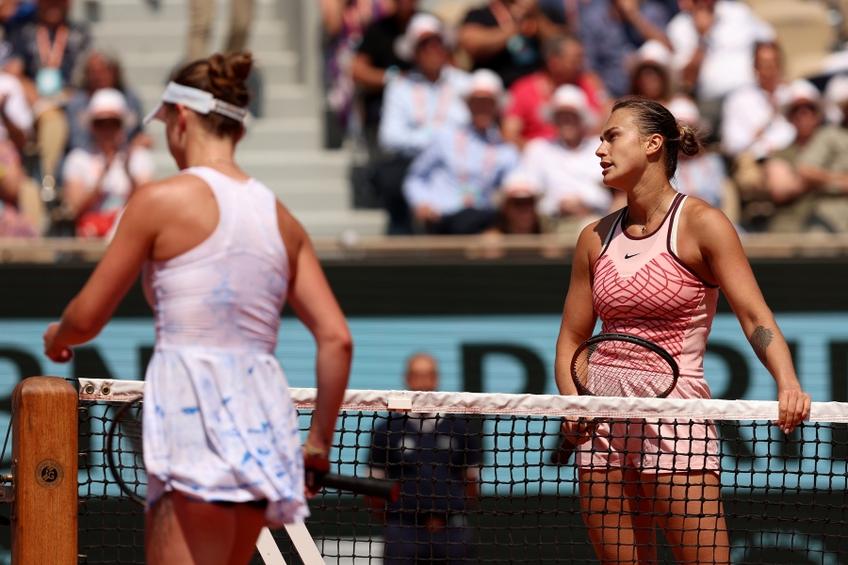 Aryna Sabalenka, ignorată de Elina Svitolina, la finalul meciului de la Roland Garros FOTO Guliver/GettyImages
