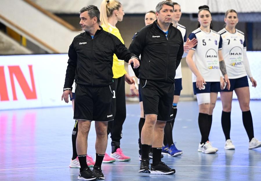 Bogdan Ștark (stânga) și Romeo Ștefan înaintea meciului dintre Gloria Buzău și Dunărea Brăila din Liga Florilor Foto: sportpictures În căutarea arbitrului ideal în handbal » De la 2.700 de lei pe meci în liga națională la numai 150 de lei pentru debutanți