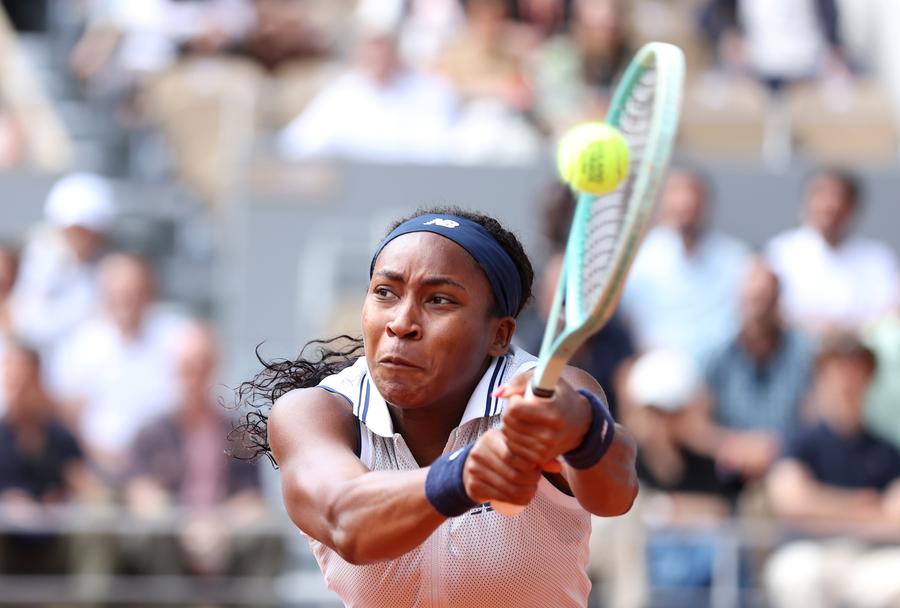 Coco Gauff executând un rever FOTO Gulliver/GettyImages Iga Swiatek, la a patra finală la Roland Garros » Coco Gauff a plâns pe teren