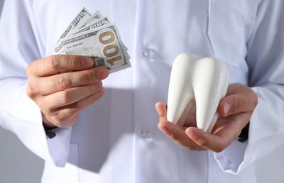 Cum se calculează prețul intervenției de implant dentar?