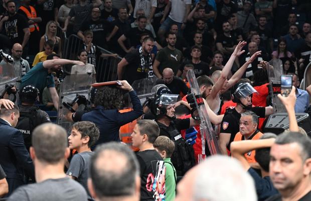 Haos la derby-ul Partizan – Steaua Roșie! Scene reprobabile: meciul a fost abandonat și sârbii au anunțat campioana