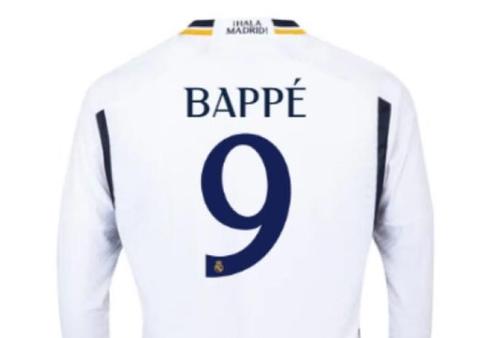 Până când se poate comanda originalul e bun și un tricou fake cu Kylian Mbappe