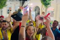 Orașul de 27.000 de locuitori, din nou în Liga 2 după 20 de ani! Primărița Elena Lasconi le-a luat fața fotbaliștilor la petrecerea de promovare