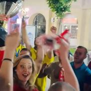 Elena Lasconi, celebrând promovarea printre fotbaliștii Muscelului / Captură Facebook