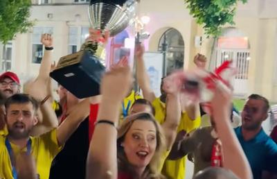 Orașul de 27.000 de locuitori, din nou în Liga 2 după 20 de ani! Primărița Elena Lasconi le-a luat fața fotbaliștilor la petrecerea de promovare