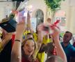Elena Lasconi, celebrând promovarea printre fotbaliștii Muscelului / Captură Facebook