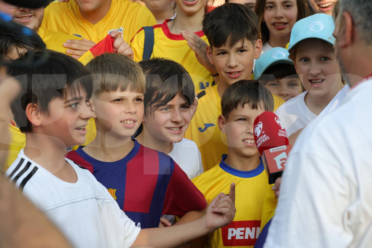 Fanii români prezenţi la antrenamentul oficial al României
