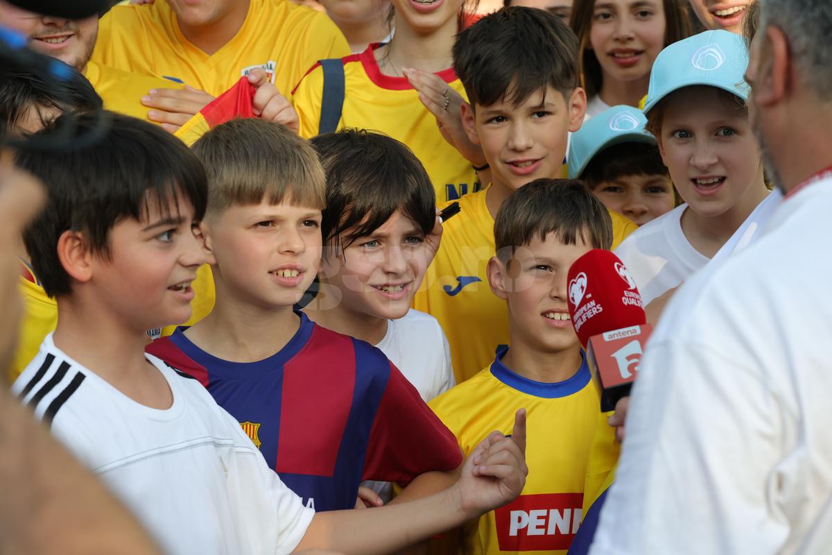 Fanii români prezenţi la antrenamentul oficial al României