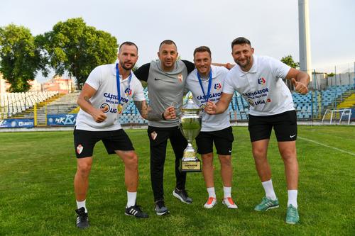Costel Enache, alături de staff-ul său de la FC Bacău
