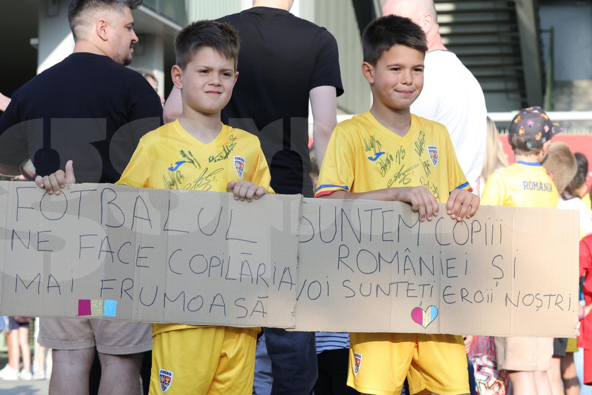 Fanii români prezenţi la antrenamentul oficial al României