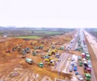 Se ridică mega-fabrica misterioasă a Chinei! O fortăreață mai mare decât orașul San Francisco: 1 milion de mașini, un stadion și un coșmar pentru Tesla