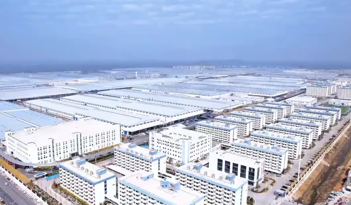Se ridică mega-fabrica misterioasă a Chinei! O fortăreață mai mare decât orașul San Francisco: 1 milion de mașini, un stadion și un coșmar pentru Tesla