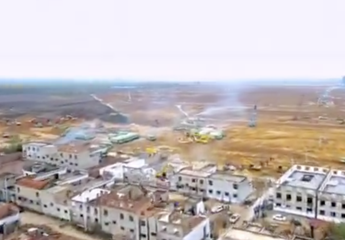 Se ridică mega-fabrica misterioasă a Chinei! O fortăreață mai mare decât orașul San Francisco: 1 milion de mașini, un stadion și un coșmar pentru Tesla