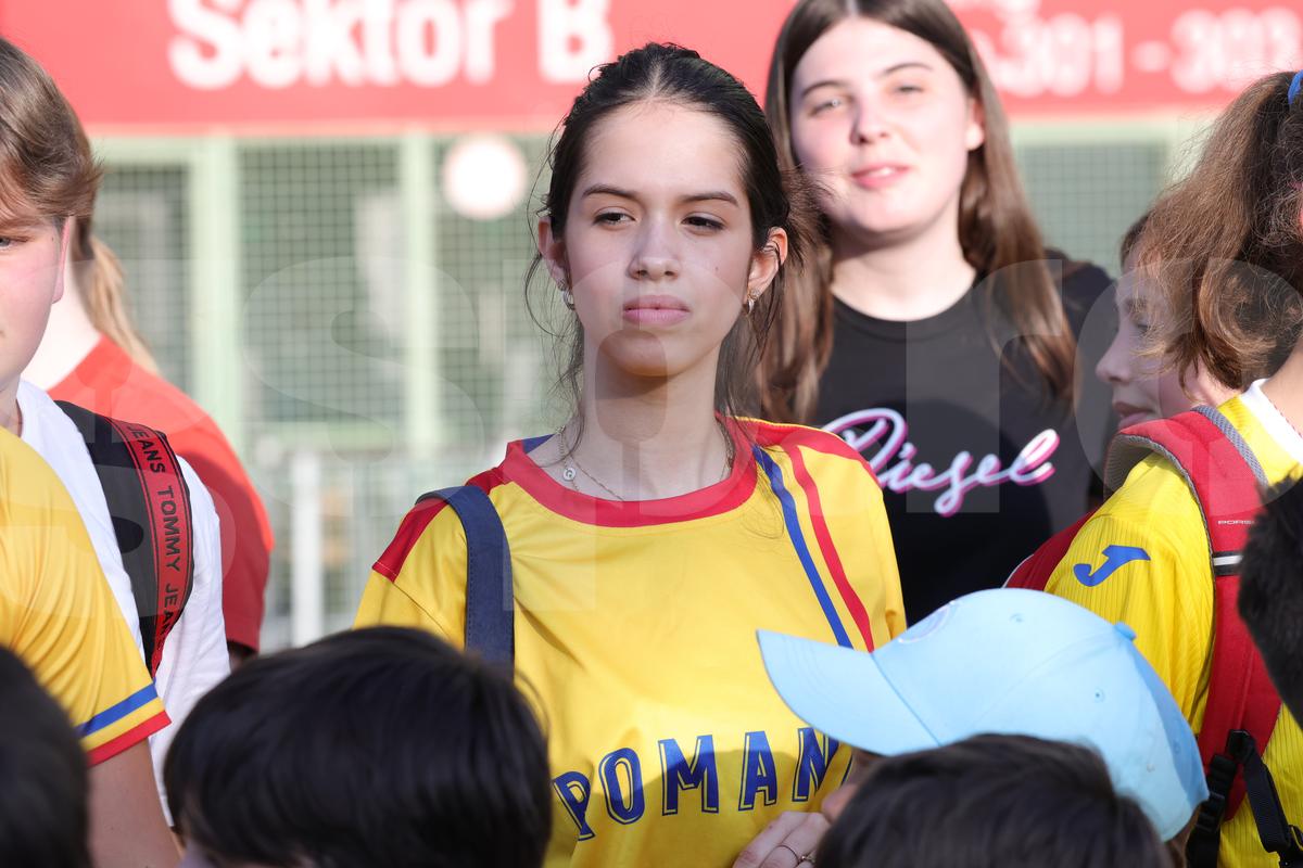 Fanii români prezenţi la antrenamentul oficial al României