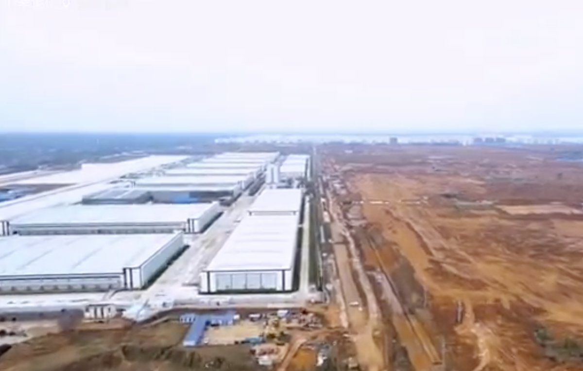 Se ridică mega-fabrica misterioasă a Chinei! O fortăreață mai mare decât orașul San Francisco: 1 milion de mașini, un stadion și un coșmar pentru Tesla