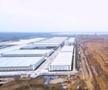 Se ridică mega-fabrica misterioasă a Chinei! O fortăreață mai mare decât orașul San Francisco: 1 milion de mașini, un stadion și un coșmar pentru Tesla