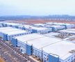 Se ridică mega-fabrica misterioasă a Chinei! O fortăreață mai mare decât orașul San Francisco: 1 milion de mașini, un stadion și un coșmar pentru Tesla