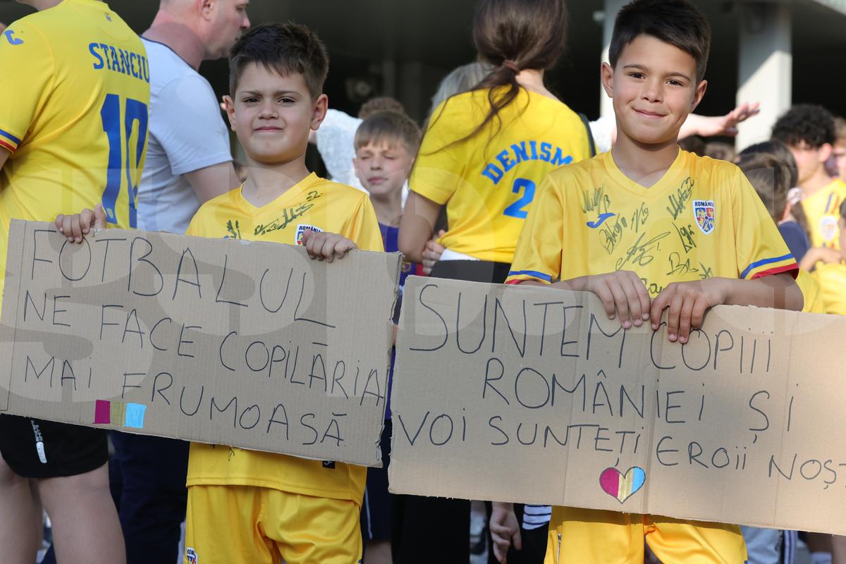 Fanii români prezenţi la antrenamentul oficial al României