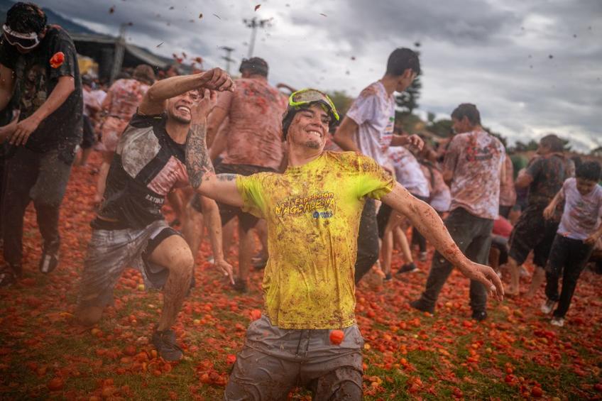 „La Gran Tomatina” este probabil unul dintre cele mai ciudate festivaluri din lume. Mii de oameni ies pe străzi și se bat cu roșii.